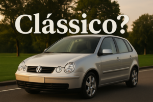 Volkswagen Polo 9N prata estacionado em uma rua ao entardecer, com árvores ao fundo e a palavra “Clássico?” escrita grande sobre a imagem.